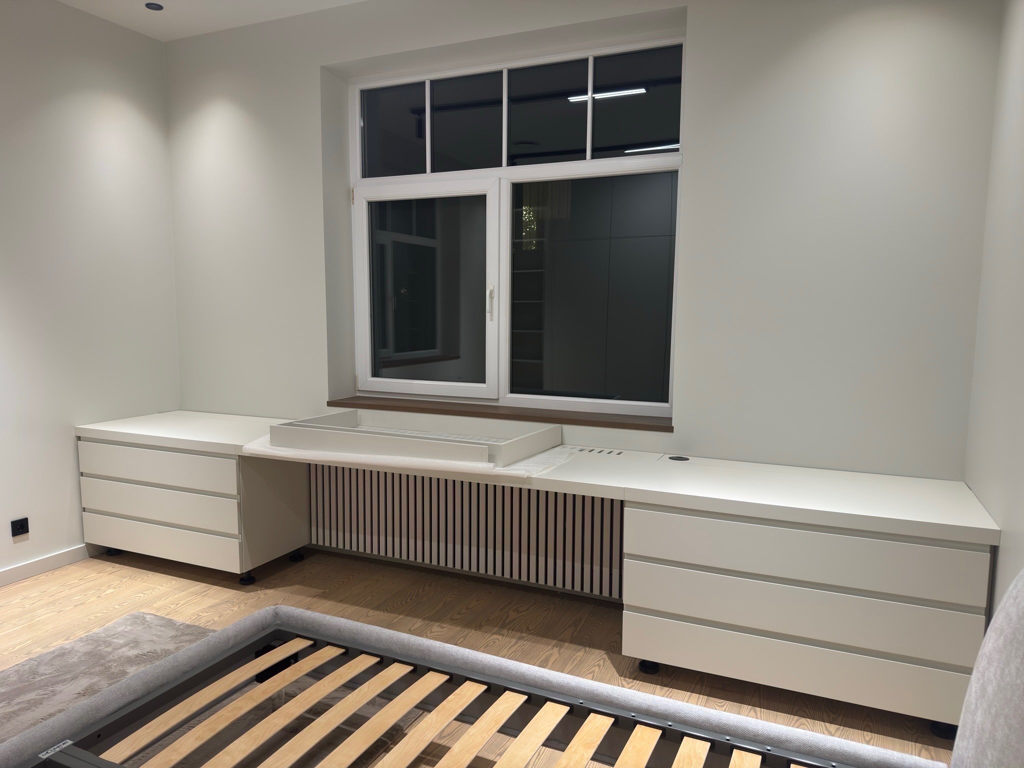 White chest with desk — UNIKA M