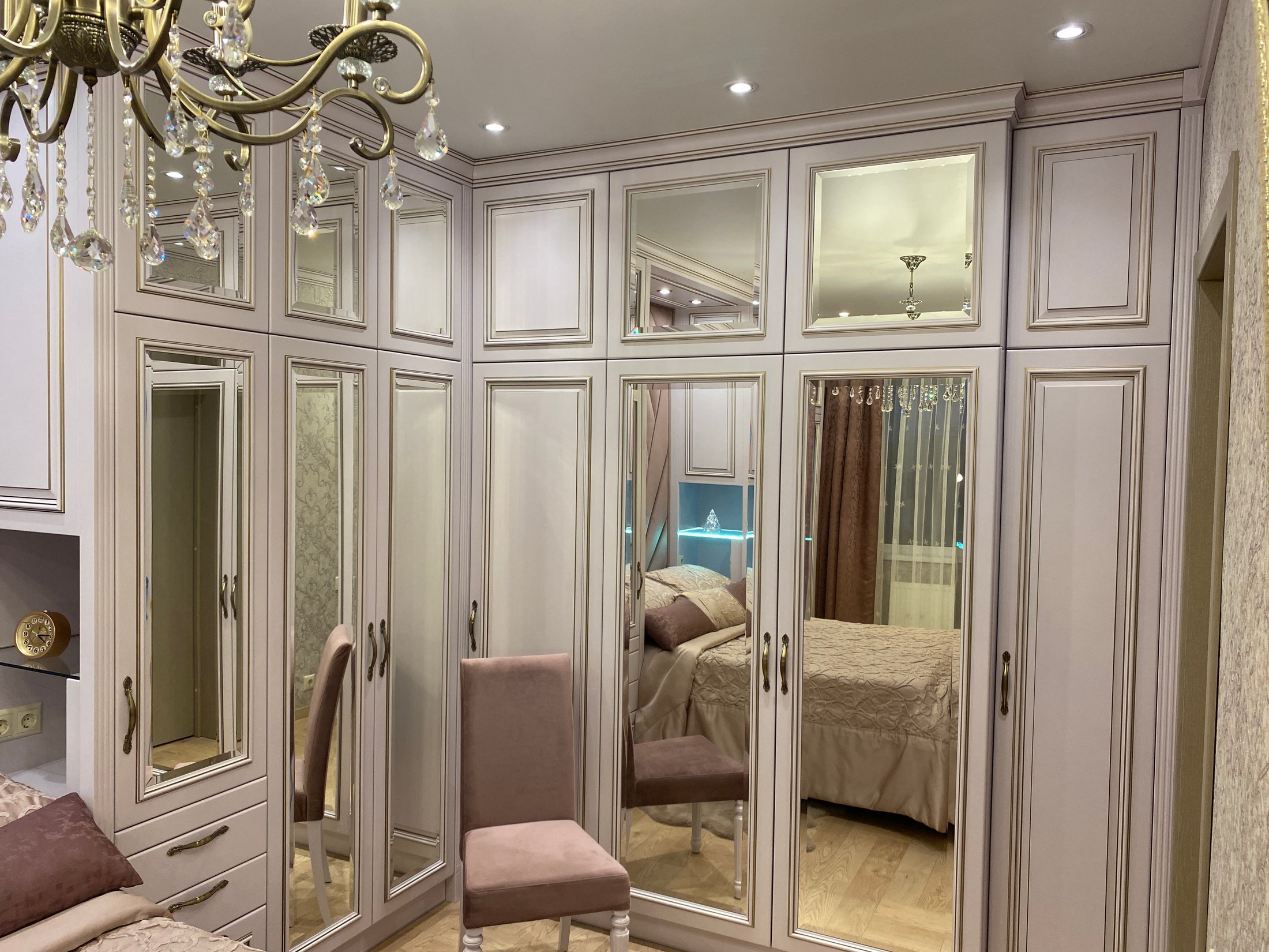 Spoguļu garderobe — UNIKA M