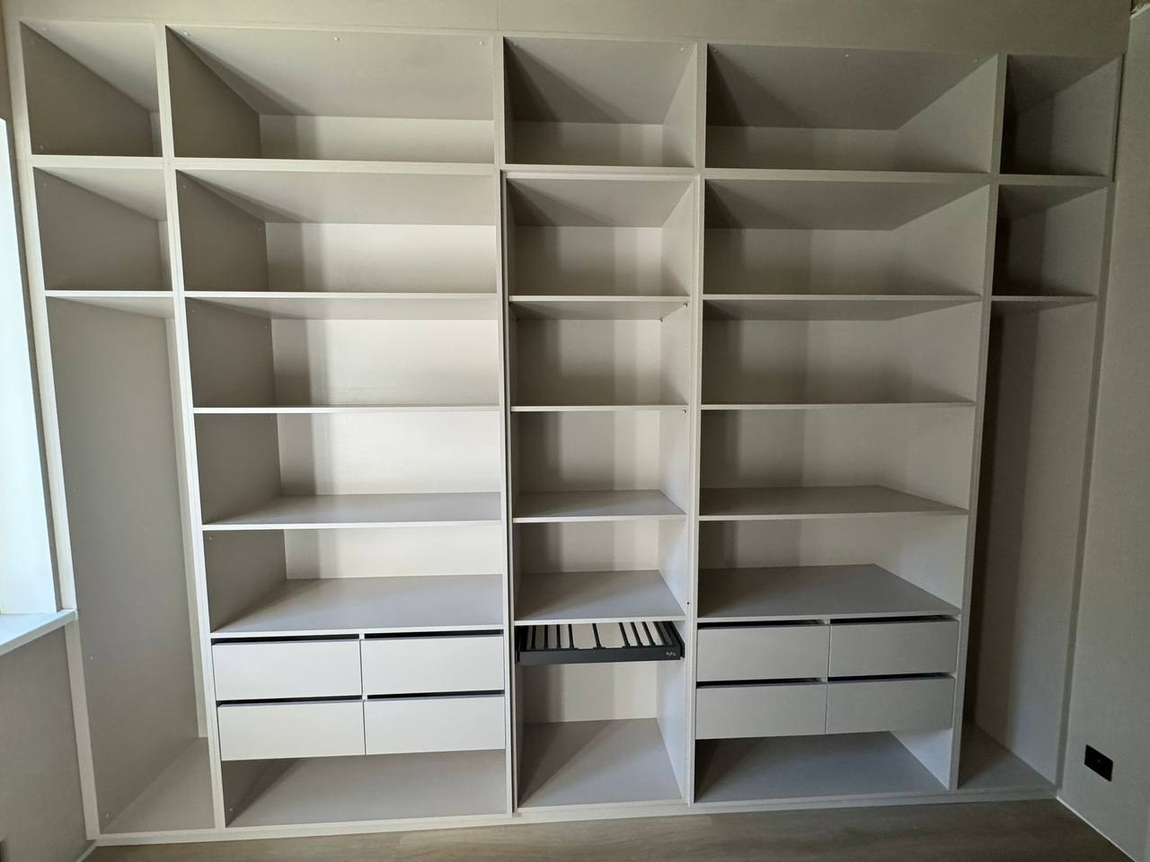 Atvērta balta garderobe — UNIKA M