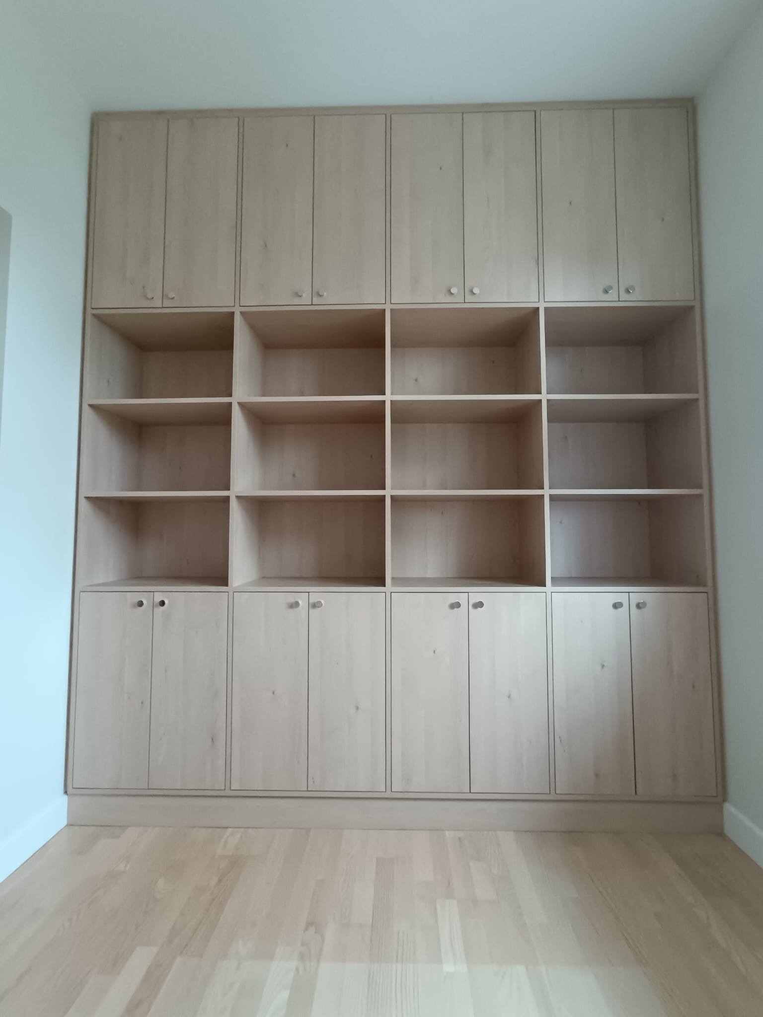 Ozolkoka plauktu skapis — UNIKA M