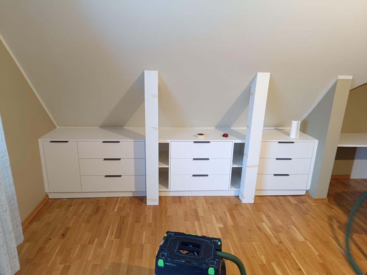 Baltas atvilktņu kumodes — UNIKA M