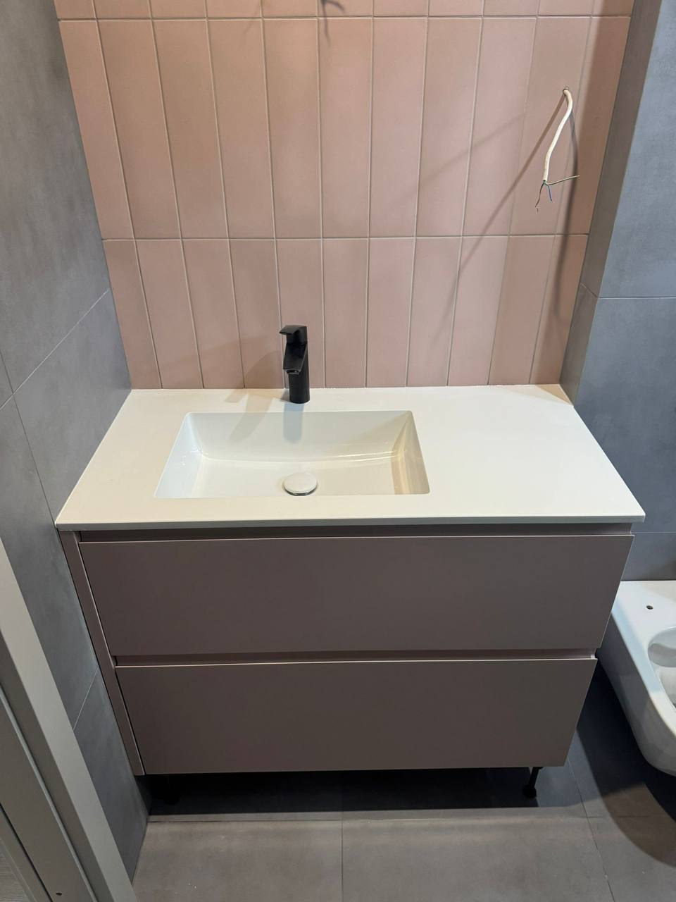 Pelēkbrūna izlietnes kumode — UNIKA M